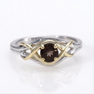 Женское кольцо из серебра 925 пробы с кварцем