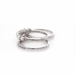 Женское кольцо из серебра с жемчугом и белым топазом
