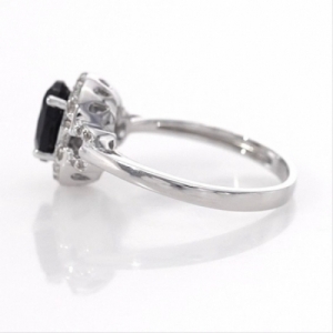 Женское кольцо из серебра с ониксом и топазами