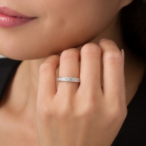 Обручальное кольцо из белого золота с крупными бриллиантами по кругу