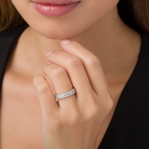 Обручальное кольцо "Чарующий свет" из белого золота с бриллиантами