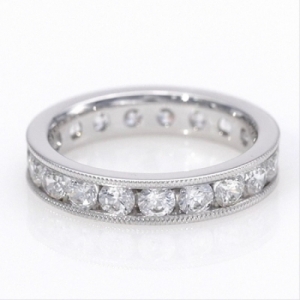 Обручальное кольцо "Чарующий свет" из белого золота с бриллиантами