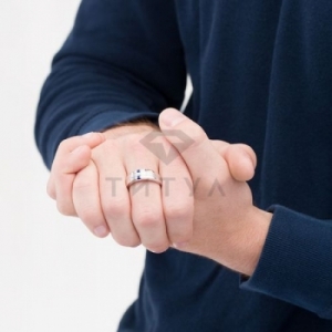 Мужское кольцо из белого золота с сапфиром и бриллиантом