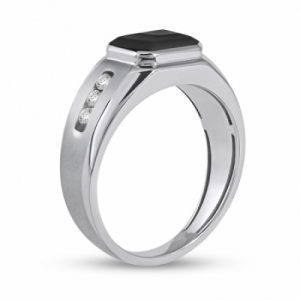 Мужское кольцо из серебра с ониксом и белым сапфиром
