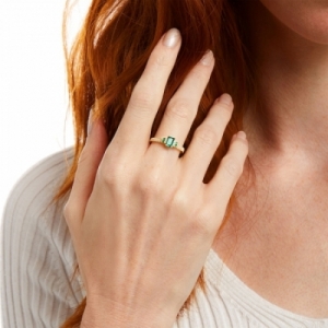 Женское кольцо из серебра 925 пробы с изумрудом и белым сапфиром