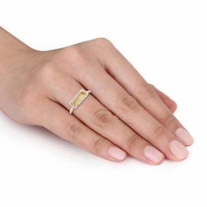 Женское кольцо из серебра 925 пробы с цитрином и белым сапфиром