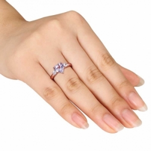 Женское кольцо из серебра 925 пробы с аметистом и белым сапфиром
