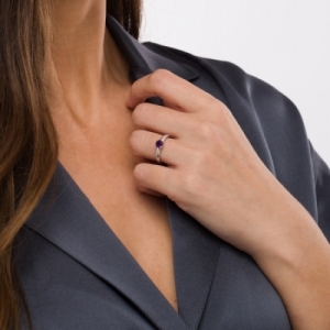Женское кольцо из серебра с аметистом и белым сапфиром