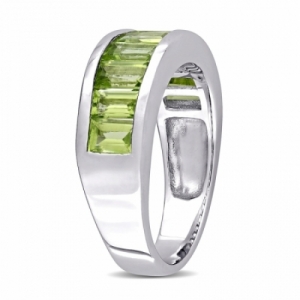 Женское кольцо из серебра с перидотом