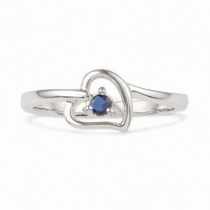 Женское кольцо из серебра с сапфиром